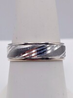 SIZE 8.5 10KT WHITE GOLD ETCHED AND SCORED DESIGN BAND RING