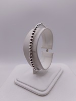  18KT WHITE GOLD 5" BEAD MOTIF HINGED BANGLE BRACELET