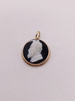  14KT YELLOW GOLD ROUND ONYX CAMEO BEZEL SET 3/4" PENDANT