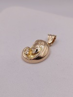 18KT YELLOW GOLD 1 1/8" MOTHER AND CHILD PENDANT
