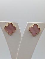  18KT YELLOW GOLD PINK DYED SELENITE 1/2" CLOVER STUD EARRINGS