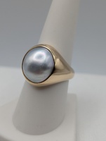  SIZE 8 18KT YELLOW GOLD 13mm BLISTER PEARL BEZEL SET DOME STYLE RING