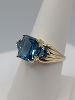  SIZE 8 14KT YELLOW GOLD ~4 TOT. CARAT WT. EMERALD AND HEART CUT BLUE TOPAZ RING